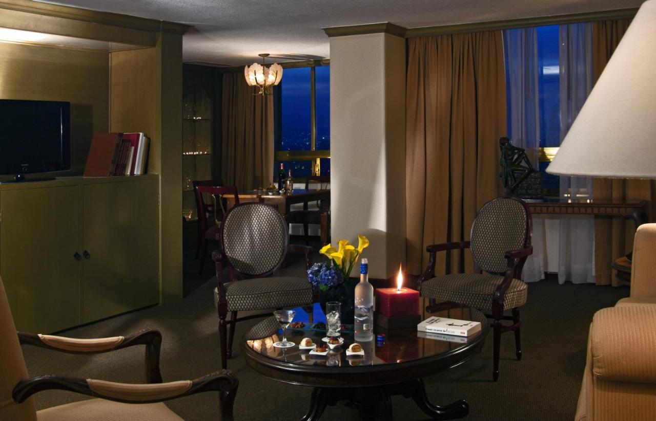 Fiesta Americana Reforma Mexikóváros Kültér fotó A suite at the Four Seasons Hotel