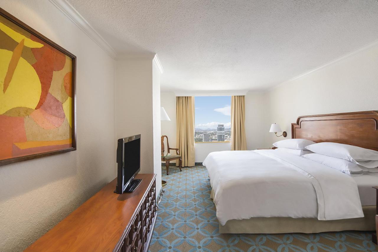 Fiesta Americana Reforma Mexikóváros Kültér fotó A guest room at the Hilton San Francisco