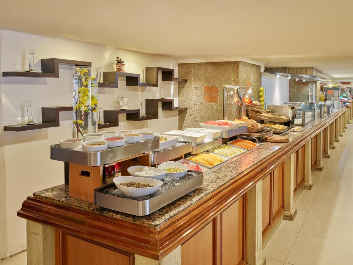 Fiesta Americana Reforma Mexikóváros Kültér fotó A buffet at a hotel