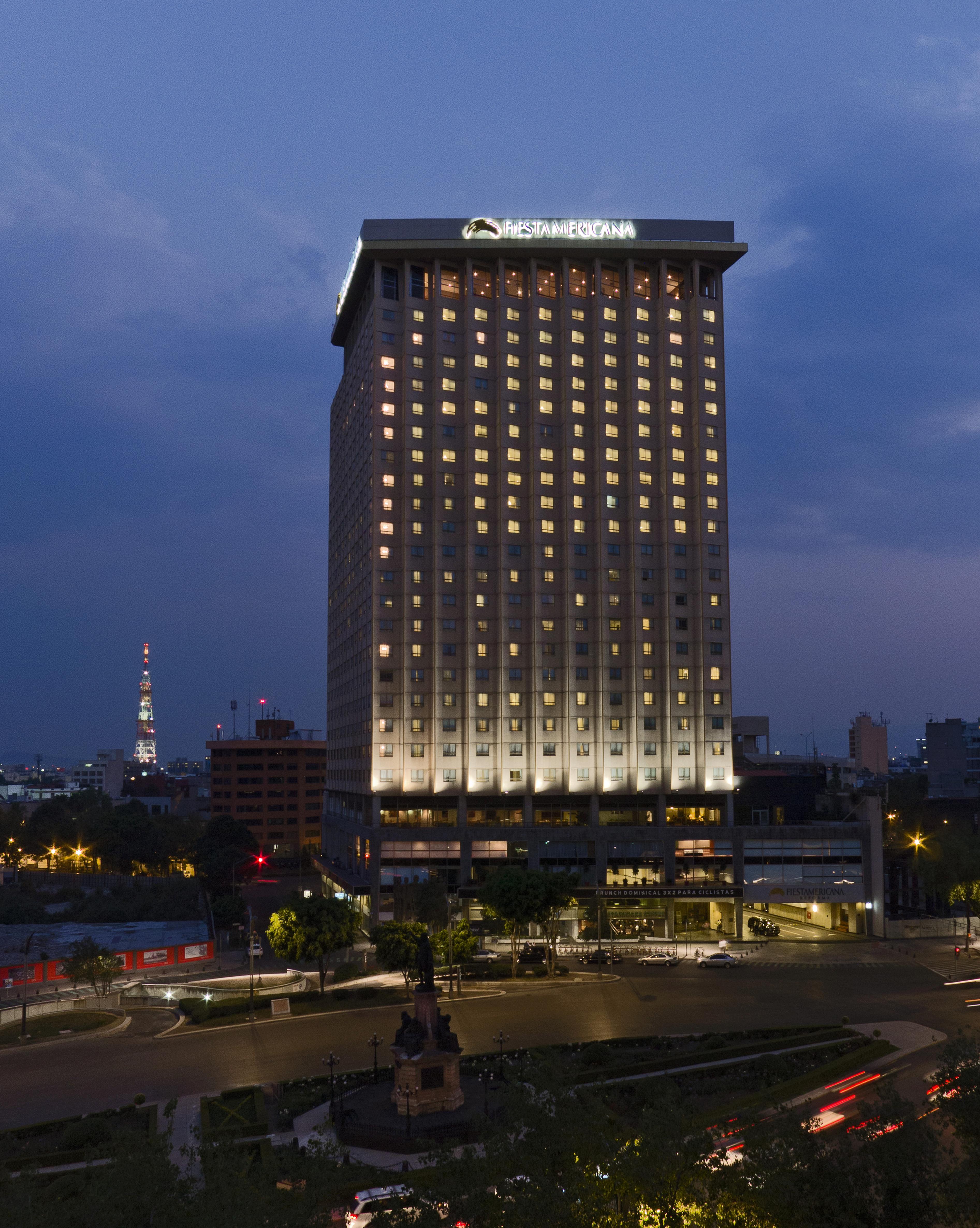 Fiesta Americana Reforma Mexikóváros Kültér fotó The hotel at night